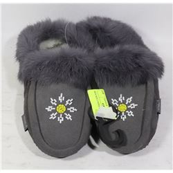 MEN MOCCASINS SIZE 11