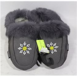 MEN MOCCASINS SIZE 9