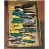 Image 1 : FLAT OF ASSORTED GARDENING TOOLS