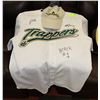 Image 1 : TRAPERS JERSEY & HAT FROM LAST GAME SIGNED BY