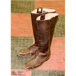 PAIR OF LEATHER BOOTS SIZE 11