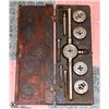 Image 1 : VINTAGE TAP AND DIE SET