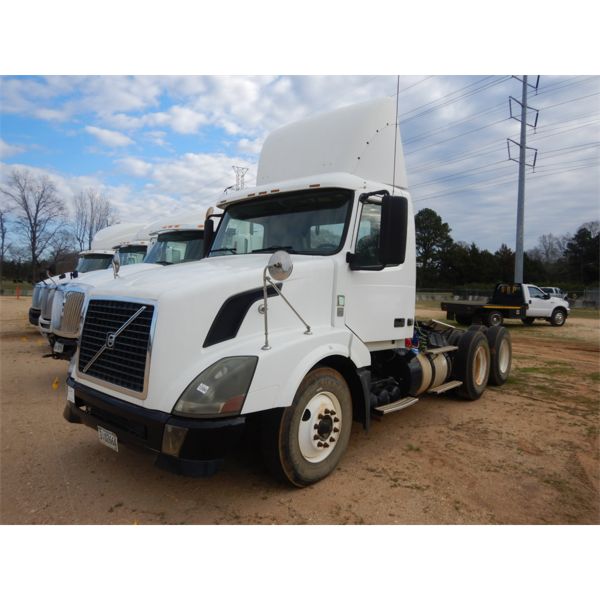 2011 VOLVO  Day Cab Truck