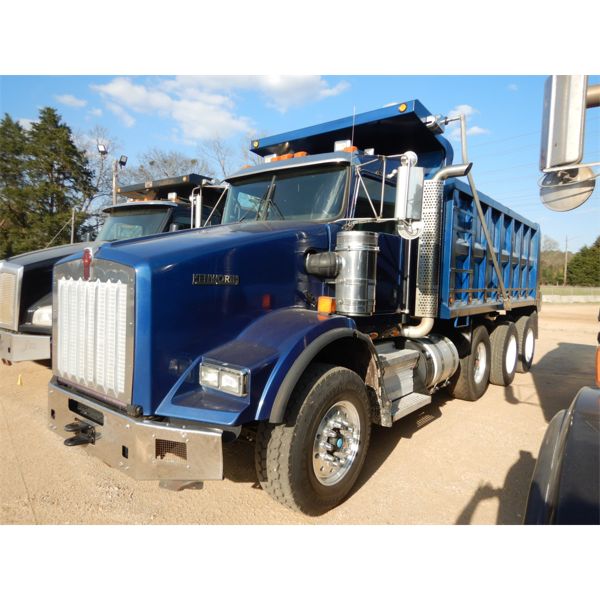 2014 KENWORTH T800 Dump Truck