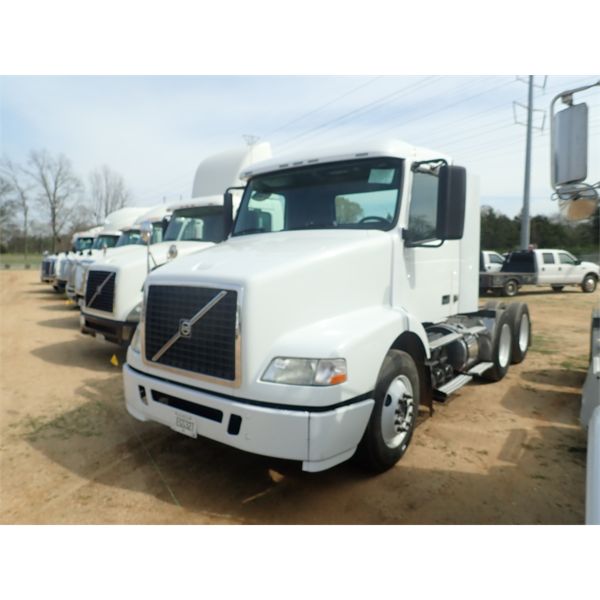 2010 VOLVO VNM64T Day Cab Truck