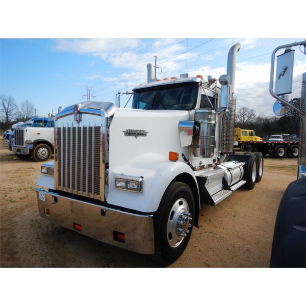 2007 KENWORTH W900 Day Cab Truck