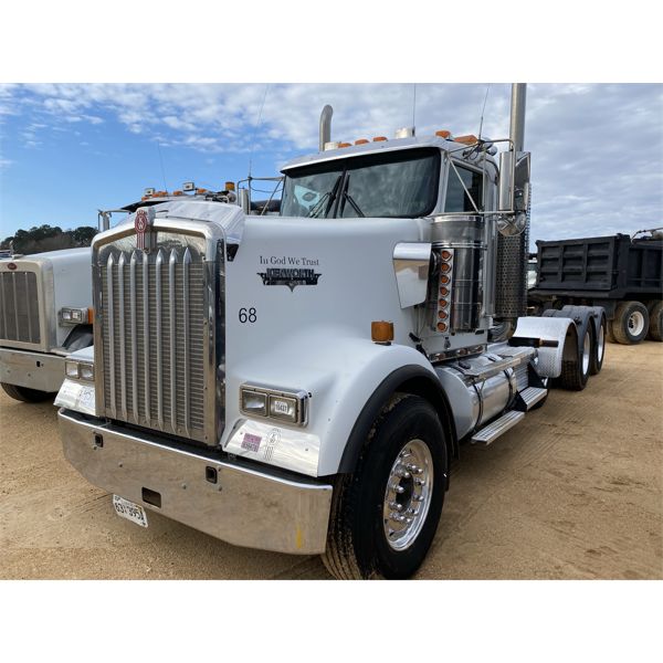 2007 KENWORTH W900L Day Cab Truck