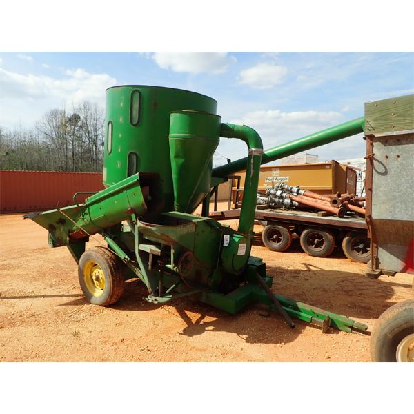 JOHN DEERE 400 portable grain mixer, bumper pull, PTO driven