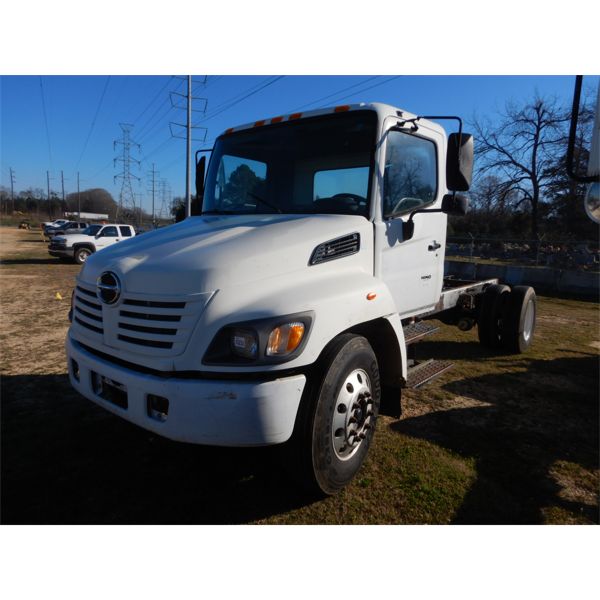 2005 HINO  Cab and Chassis Truck