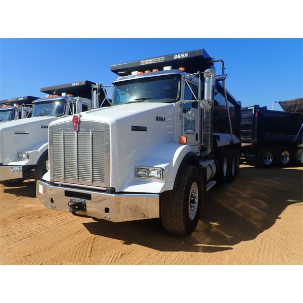 2018 KENWORTH T800 Dump Truck