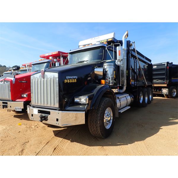2018 KENWORTH T800 Dump Truck