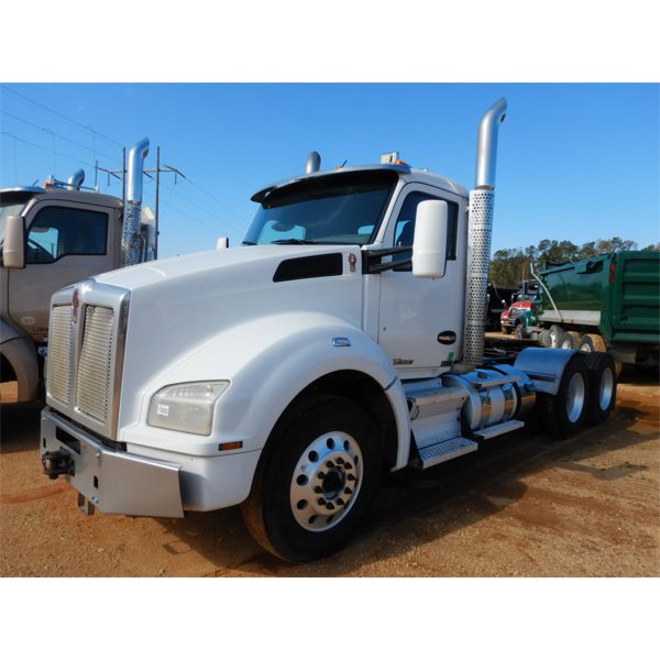 2015 KENWORTH T880 Day Cab Truck