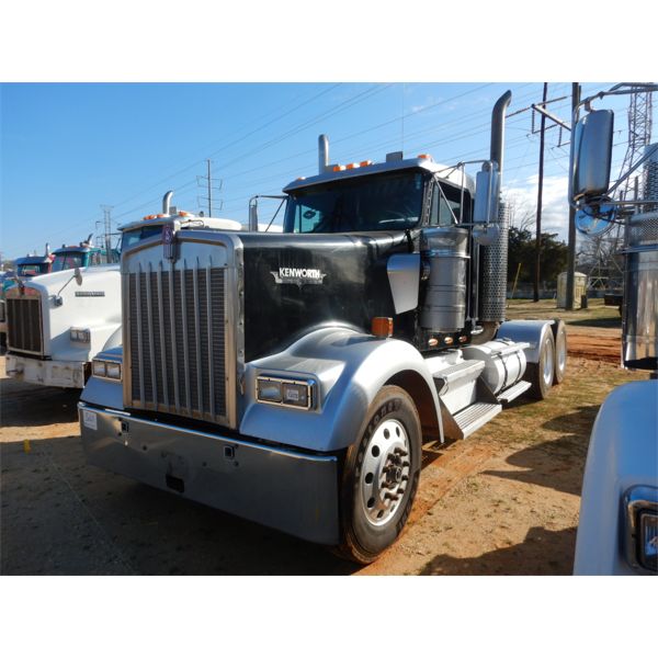 2004 KENWORTH W900L Day Cab Truck