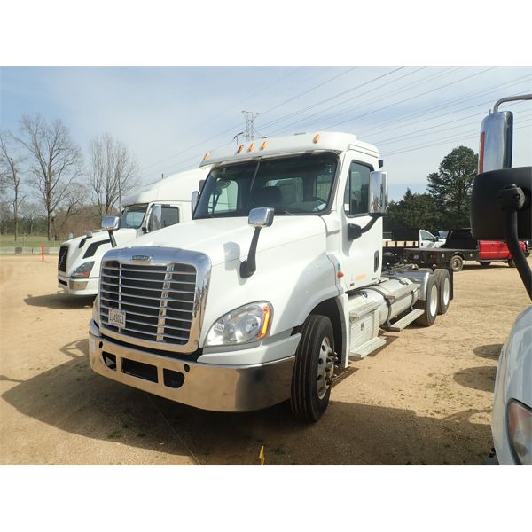 2011 FREIGHTLINER CASCADIA 125 Day Cab Truck
