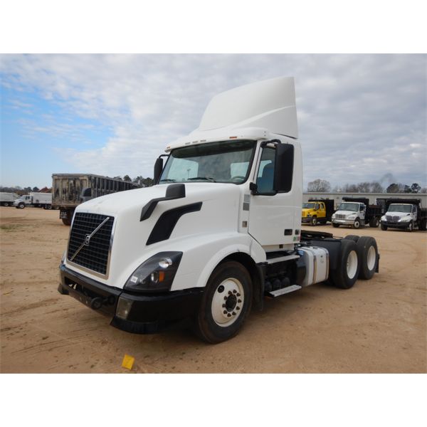 2012 VOLVO VN VNL Day Cab Truck