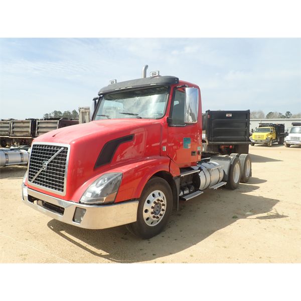 2013 VOLVO VN Day Cab Truck