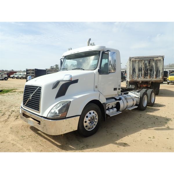 2014 VOLVO VN Day Cab Truck