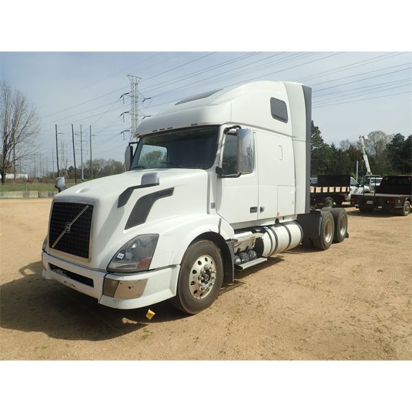 2013 VOLVO VN Sleeper Truck