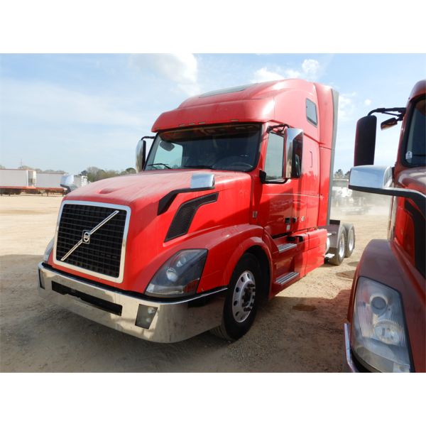 2013 VOLVO VN Sleeper Truck