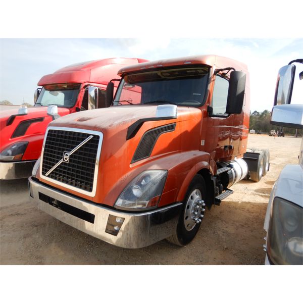 2014 VOLVO VN Sleeper Truck
