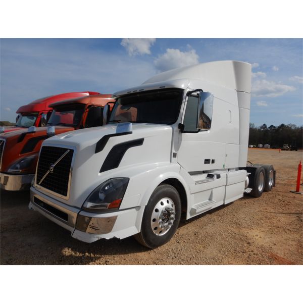 2014 VOLVO VN Sleeper Truck