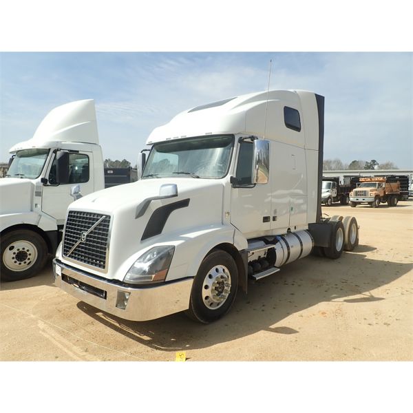 2014 VOLVO VN Sleeper Truck