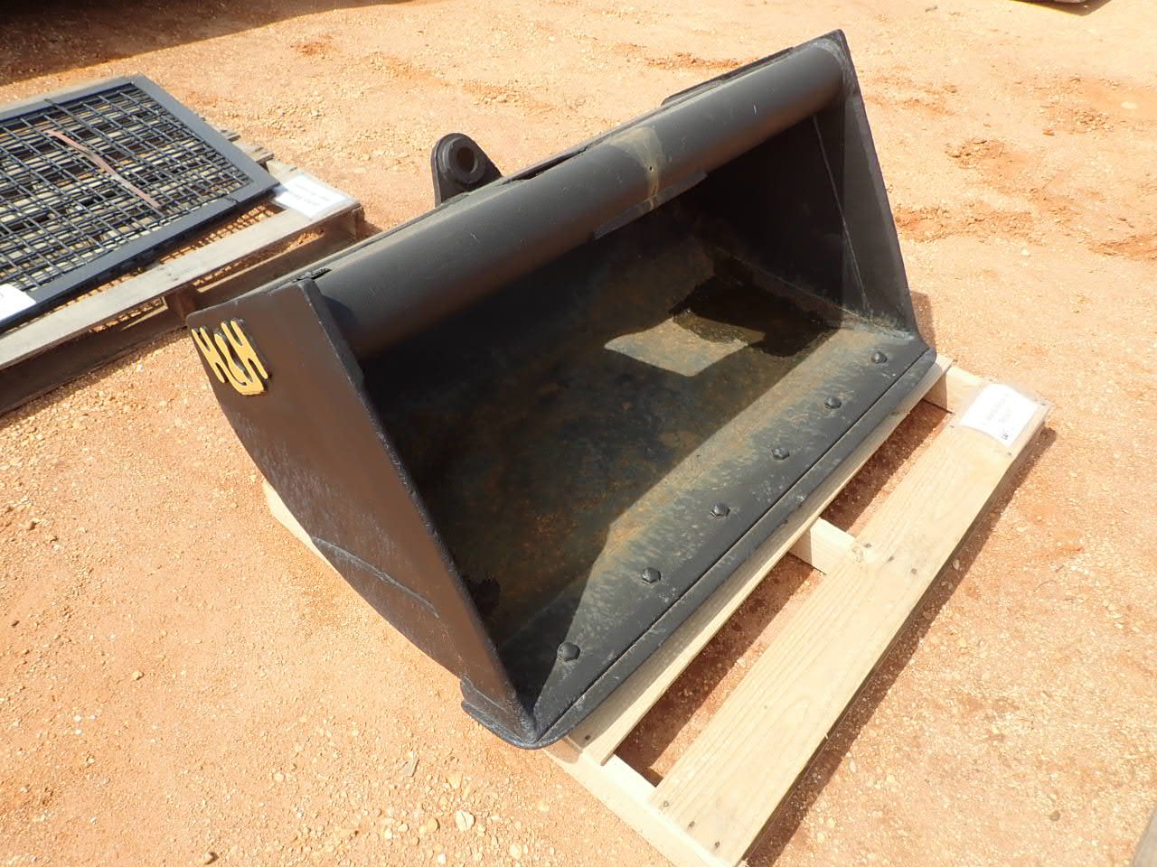 4' quick attach bucket