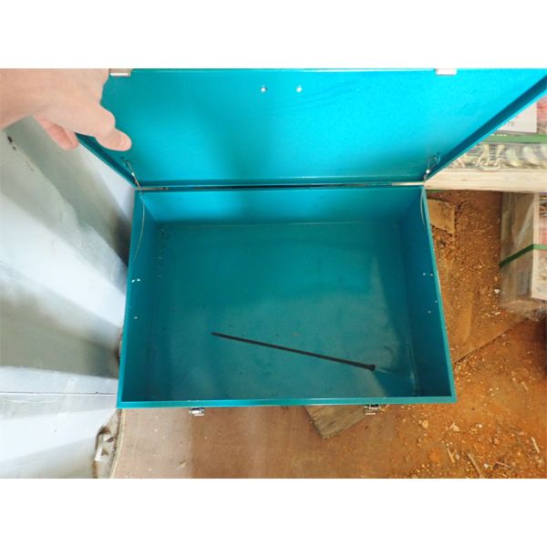 19.7" x 27.6" flatpack tool box (in container)