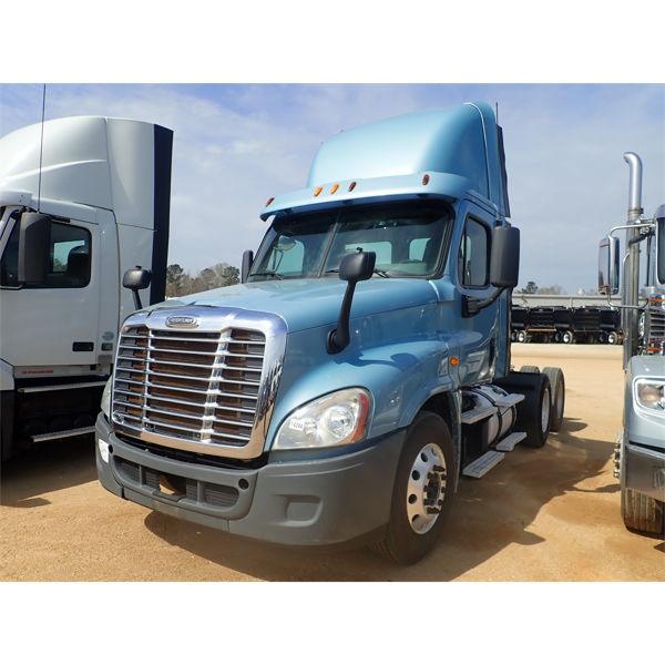 2013 FREIGHTLINER  Day Cab Truck