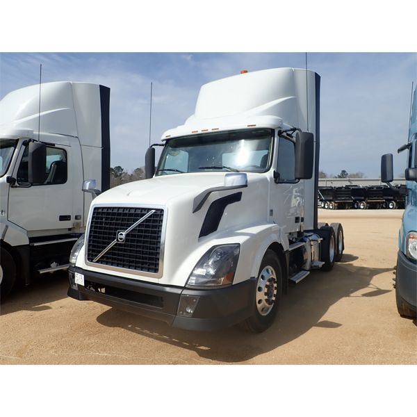 2013 VOLVO VNL Day Cab Truck