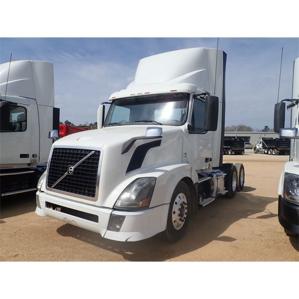 2013 VOLVO VNL Day Cab Truck