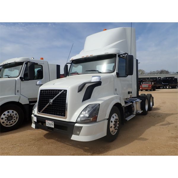 2013 VOLVO VNL Day Cab Truck