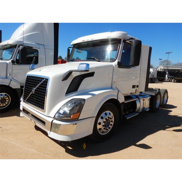 2013 VOLVO VNL Day Cab Truck