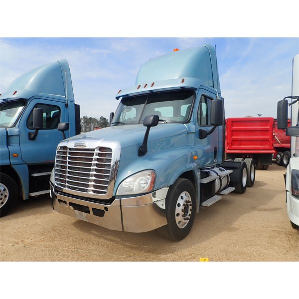 2013 FREIGHTLINER Cascadia Day Cab Truck