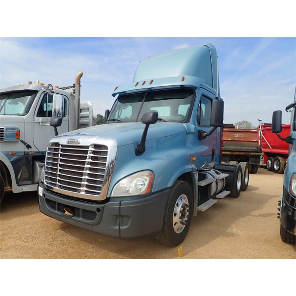 2013 FREIGHTLINER Cascadia Day Cab Truck