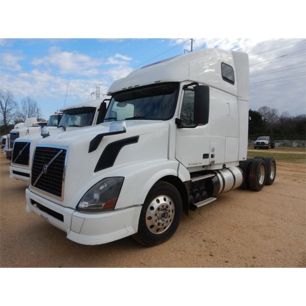 2012 VOLVO VNL Sleeper Truck