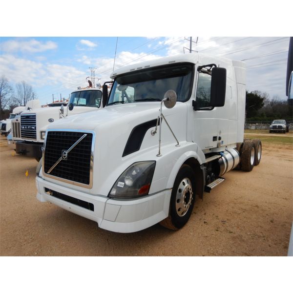 2012 VOLVO VNL Sleeper Truck