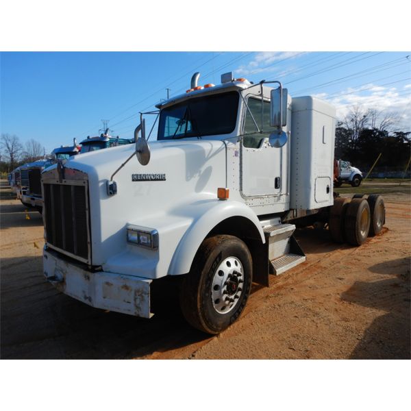 2004 KENWORTH T800 Sleeper Truck