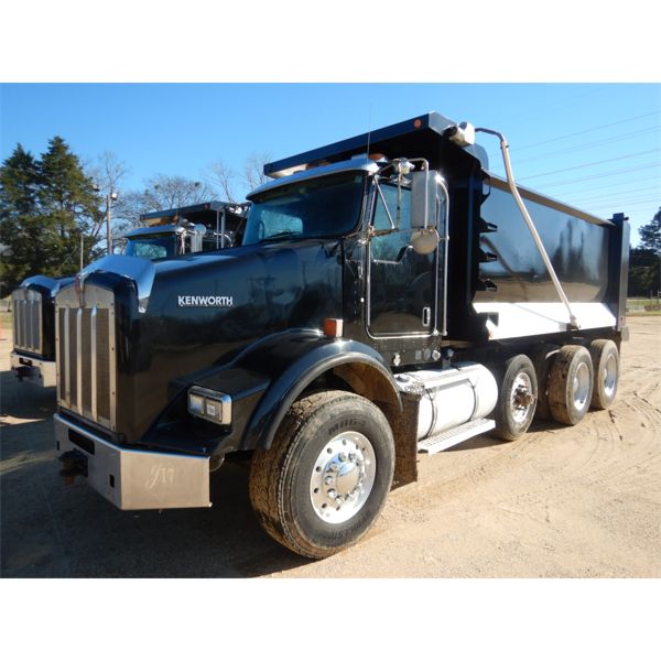 2013 KENWORTH T800 Dump Truck