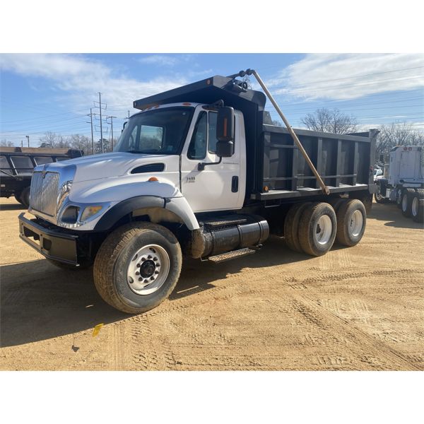 2004 INTERNATIONAL 7400 Dump Truck