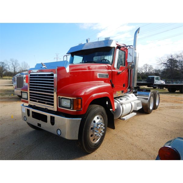 2005 MACK CHN613 Day Cab Truck