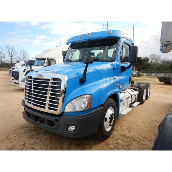 2013 FREIGHTLINER COLUMBIA Day Cab Truck