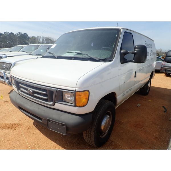 2004 FORD E350 Cargo Van