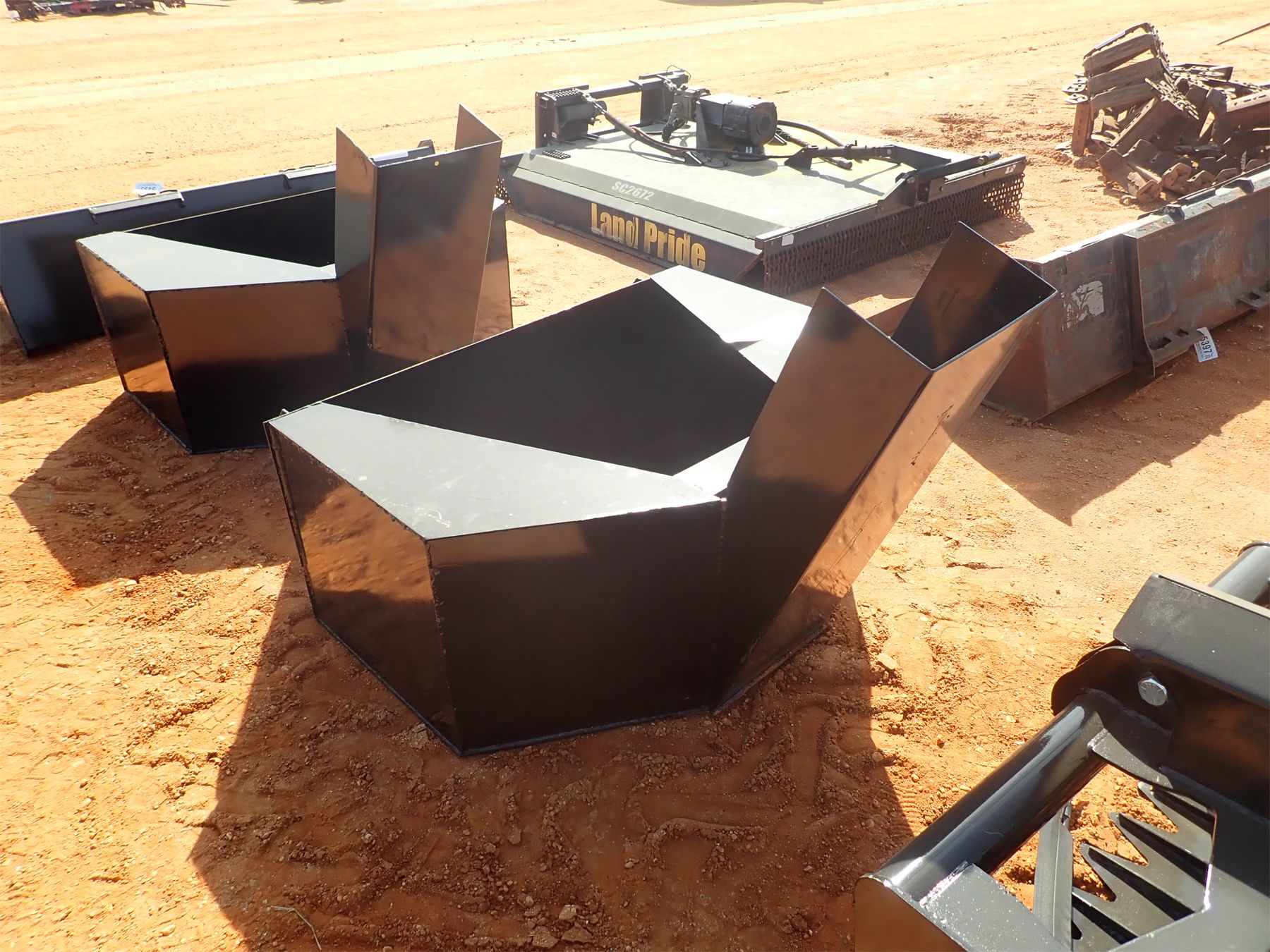 Concrete bucket, fits skid steer loader