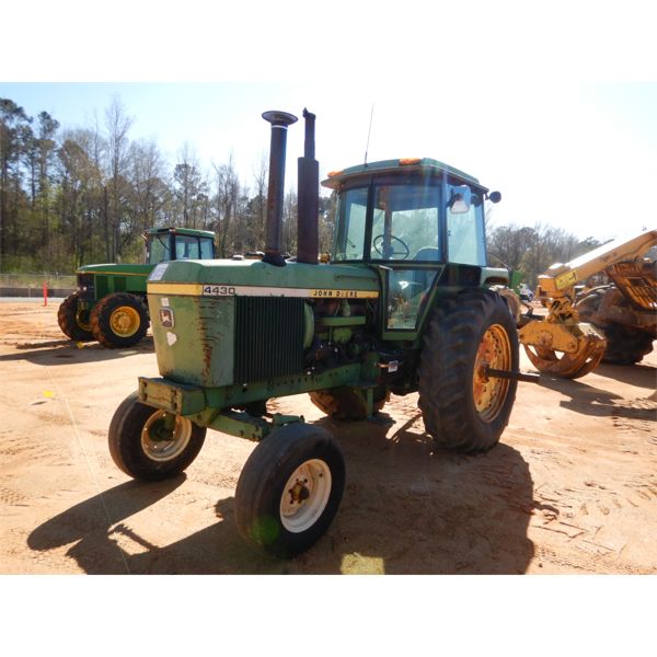 JOHN DEERE 4430 Farm Tractor