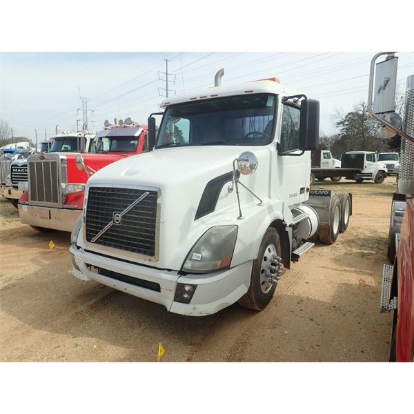 2006 VOLVO VNL64 Day Cab Truck