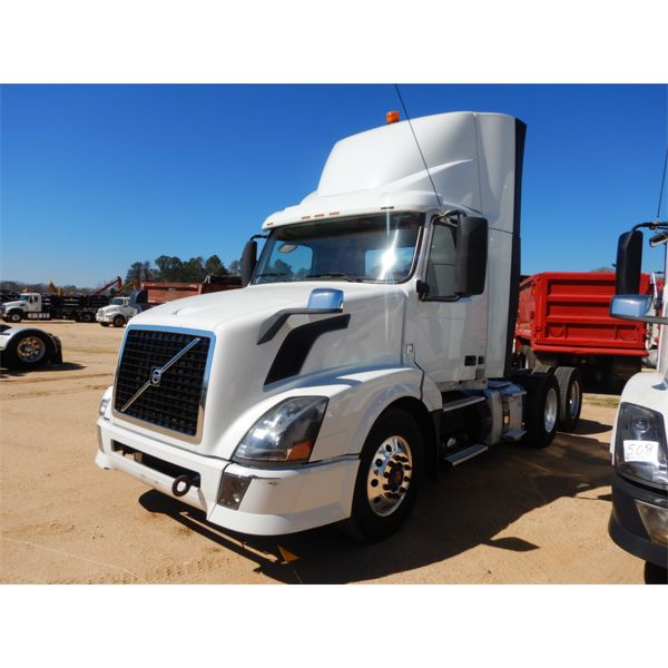 2013 VOLVO VNL Day Cab Truck