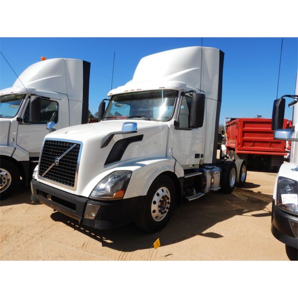 2013 VOLVO VNL Day Cab Truck