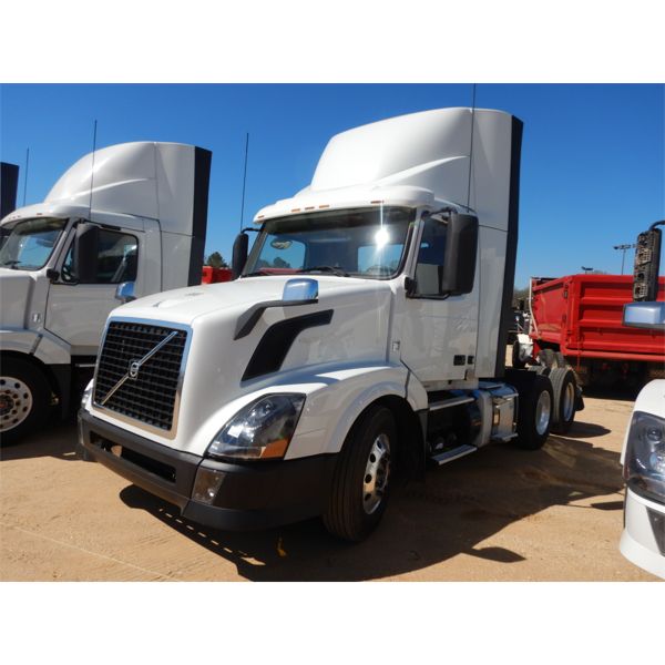 2013 VOLVO VNL Day Cab Truck