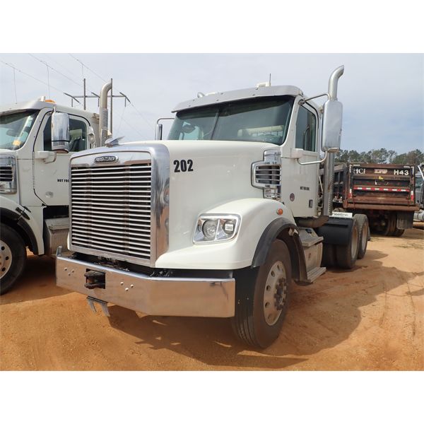 2016 FREIGHTLINER 122SD Day Cab Truck